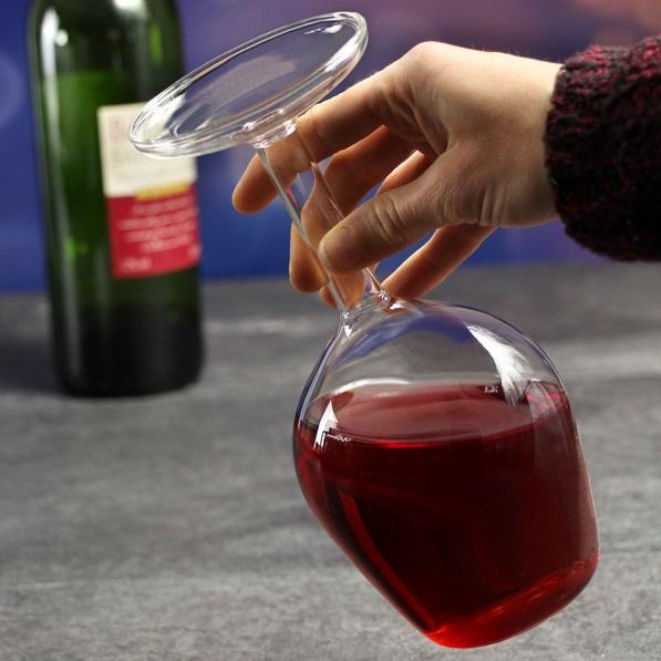 Obrácená vínová sklenice